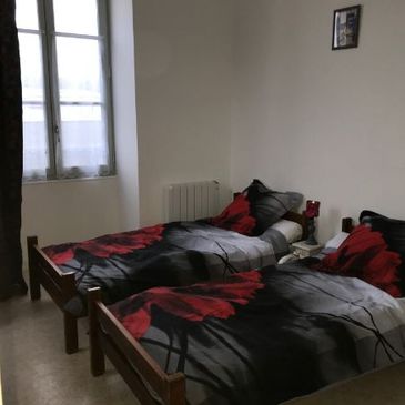 chambre double avec deux lits simples